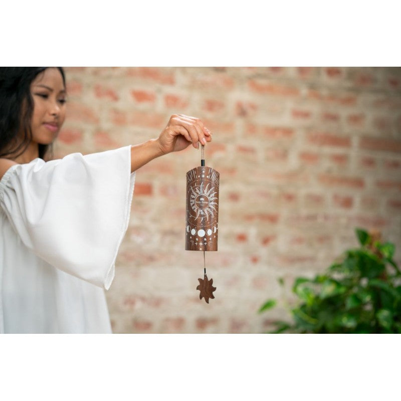 koshi wind chimes sonic energy. CBCLUNA Cosmic Bamboo Chimes producono toni morbidi e risonanti che riempiono il tuo spazio con un suono sereno, per la meditazione, i bagni sonori e lo yoga.