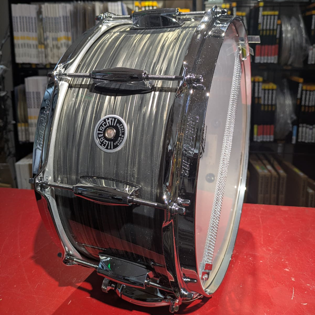 rullante gretsch 14" x 6.5" S1-6514-GP grand prix
fusto in acciaio da 1,2 mm
bordo 45°
cerchi in acciaio