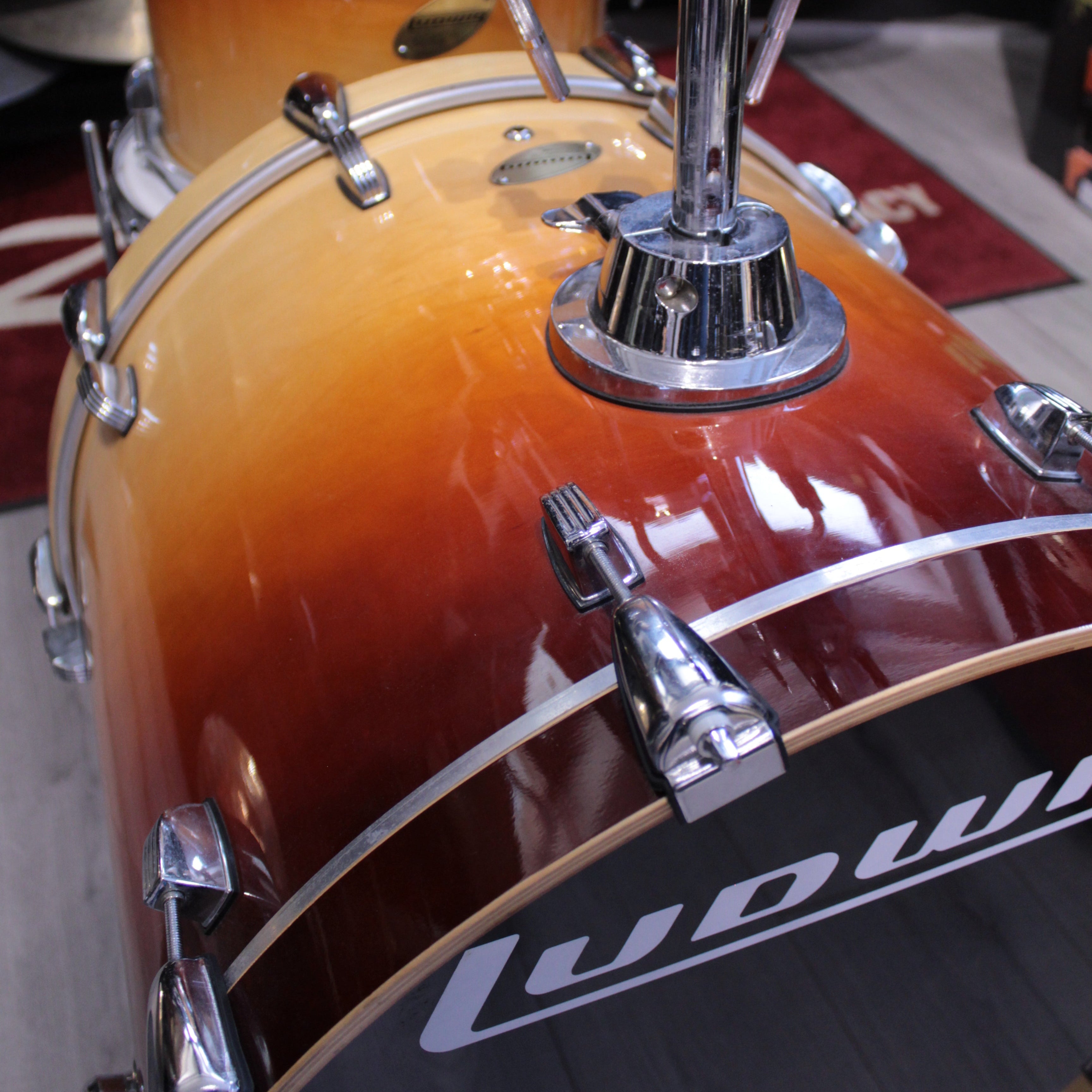 batteria ludwig accent custom - in acero e pioppo Finitura laccata
cassa : 18 x 22
timpano terra : 16 x 16
tom : 9 x 12
tom : 9x13