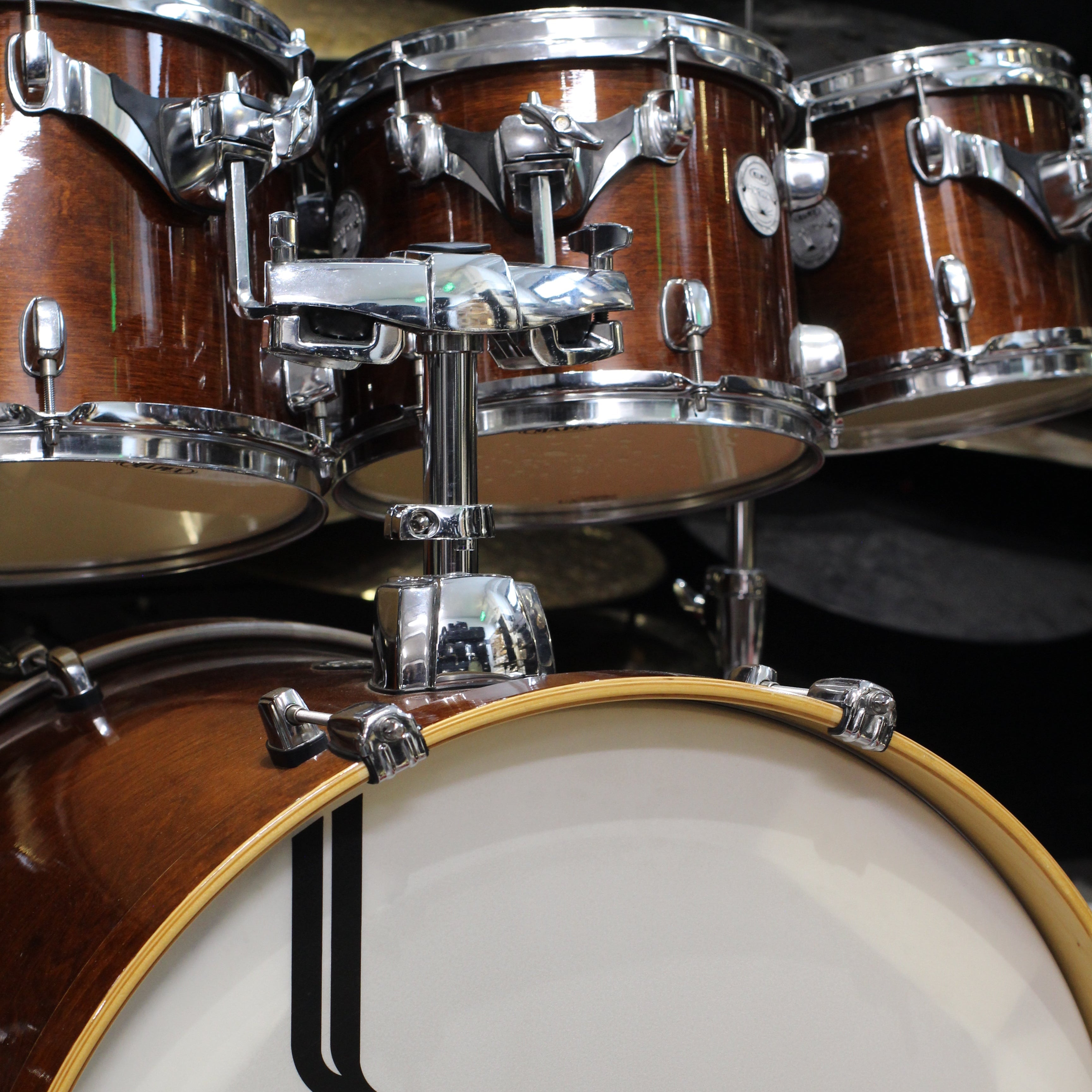 batteria mapex horizon series usata in condizioni perfette, kit 5 pezzzi
misure 22x18,8X7,10x8,12x9,16x16 tiglio e betulla