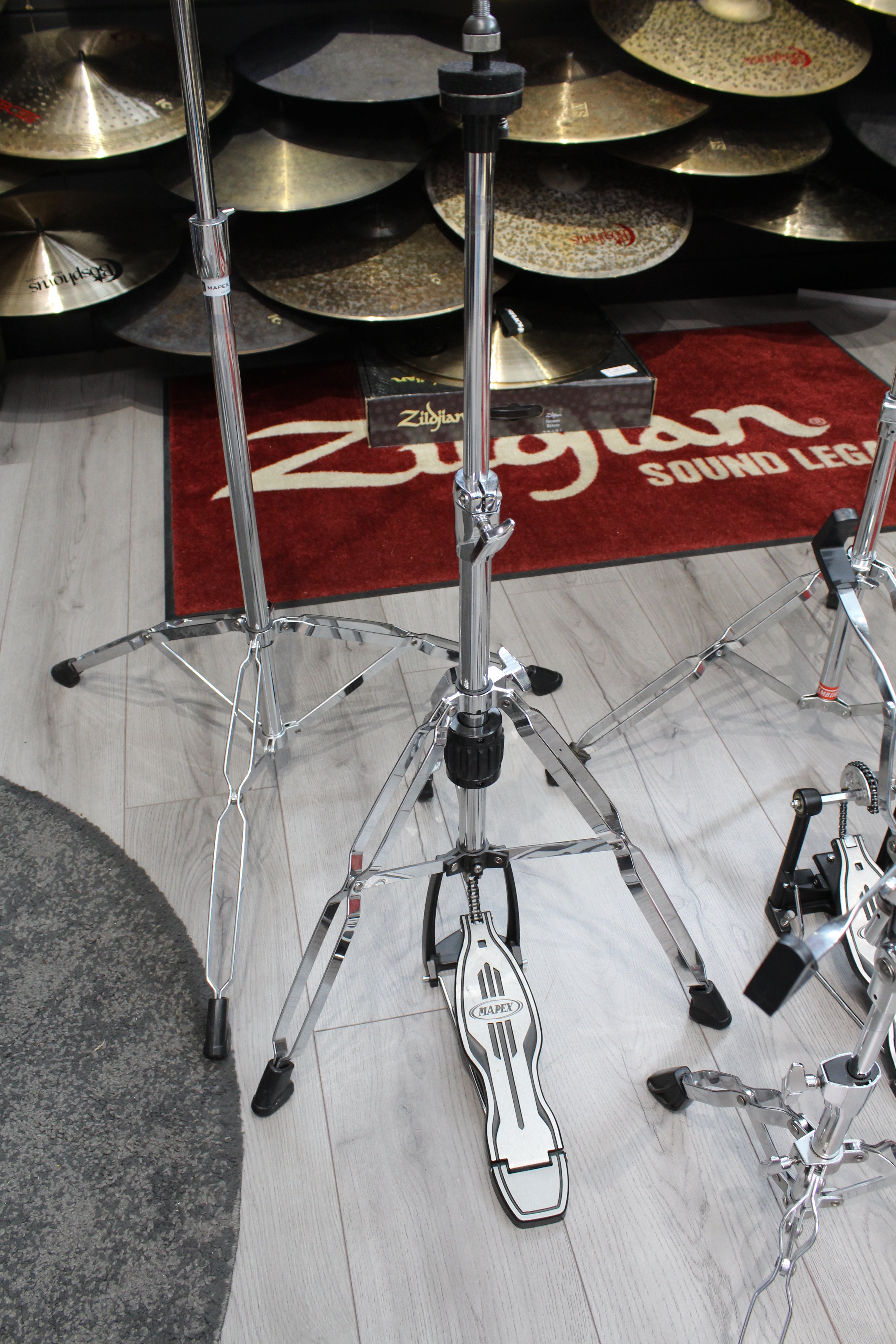 kit hardware misto mapex e tamburo  contenente:
2x aste a giraffa
1x pedale mapex P-500
1x reggi charleston H-600
1x reggi rullante S-600