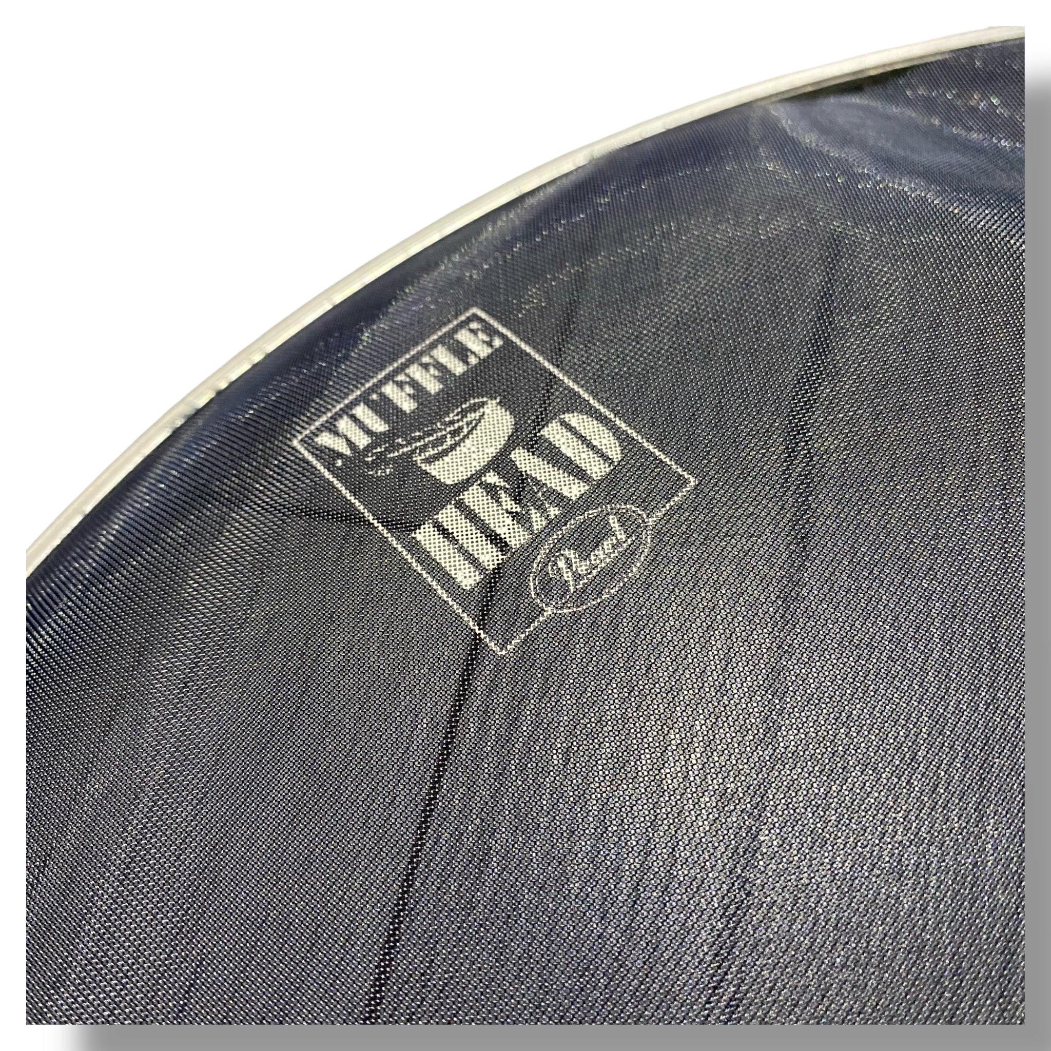 pelle pearl mesh silenziosa a rete silentstroke 22" colore nero - caratterizzata da un intreccio di nylon.
se sostituita alla pelle tradizionale conferisce un buon feeling
silenzia fino al 90% rispetto ad una pelle tradizionale
mono strato